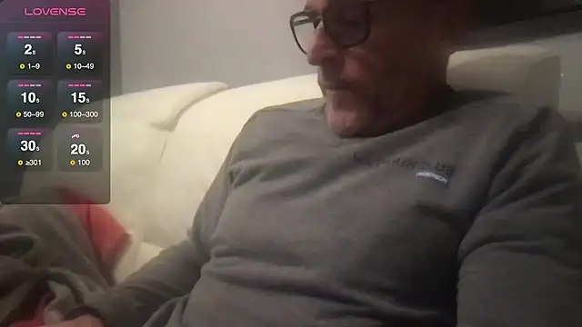 Snapshot of Axl_hot chatting on 10-10-25, 07:57 Axl hot online show from 10-10-25, 07:57