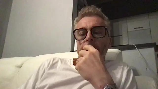 Axl hot online show from 04-12-26, 06:13