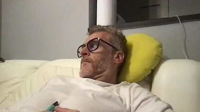 Axl hot online show from 04-14-26, 08:48