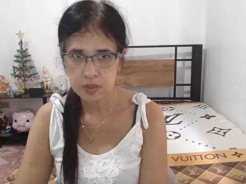 Snapshot of Prettysweetmum chatting on 06-11-26, 06:22 Prettysweetmum online show from 06-11-26, 06:22