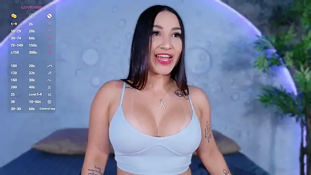 ReinaChloe online show from 04-10-26, 04:44