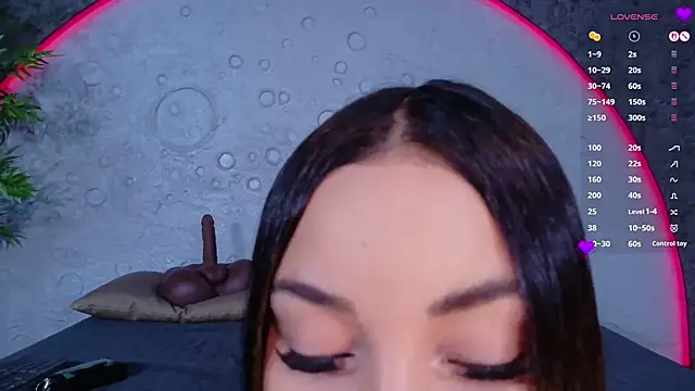 ReinaChloe online show from 04-17-26, 04:32