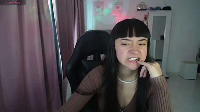 Snapshot of violetta_blackk chatting on 04-23-26, 05:15 violetta blackk online show from 04-23-26, 05:15
