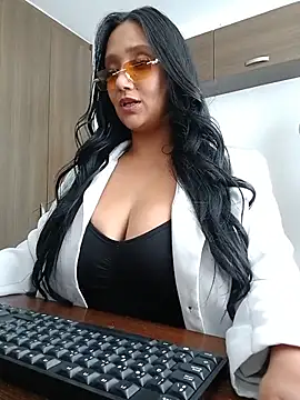 Snapshot of Esmeralda333 chatting on 05-15-26, 04:25 Esmeralda333 online show from 05-15-26, 04:25