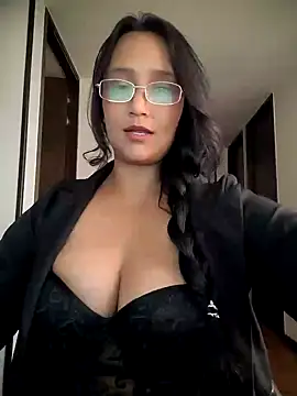Snapshot of Esmeralda333 chatting on 08-05-26, 01:03 Esmeralda333 online show from 08-05-26, 01:03