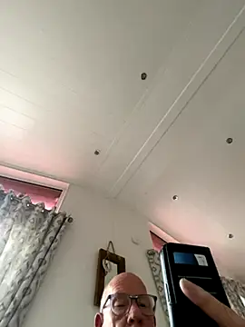 Snapshot of philefc chatting on 10-03-25, 10:01 philefc online show from 10-03-25, 10:01