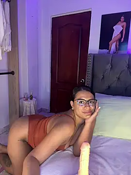 Snapshot of ema_zoe chatting on 06-25-26, 12:10 ema zoe online show from 06-25-26, 12:10