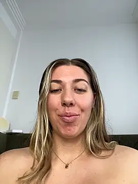 Snapshot of louiseberkeley chatting on 06-25-26, 03:17 louiseberkeley online show from 06-25-26, 03:17