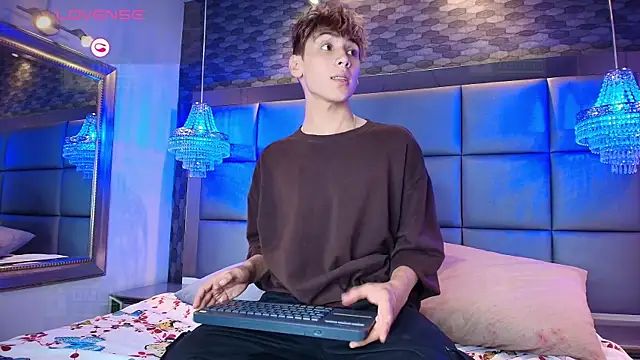 Twinkie Hung online show from 09-18-25, 09:28