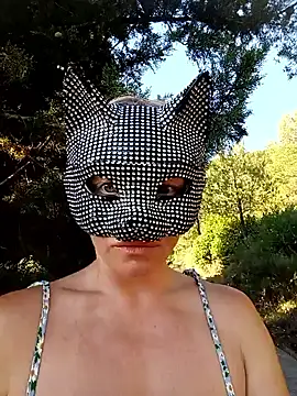 Snapshot of HotWife_VR chatting on 06-18-26, 06:02 HotWife VR online show from 06-18-26, 06:02