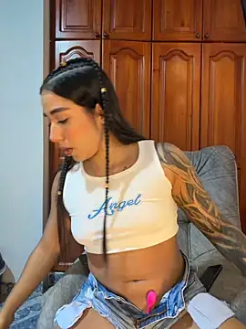 Snapshot of KaditaNavarro chatting on 04-21-26, 12:34 KaditaNavarro online show from 04-21-26, 12:34