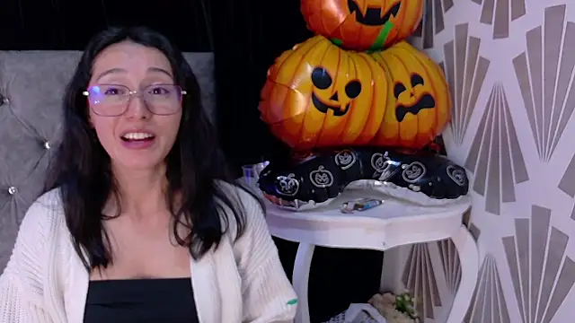 Ginevra esposito online show from 10-31-25, 01:06