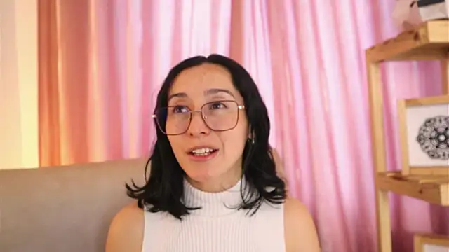 Snapshot of Ginevra_esposito chatting on 05-18-26, 01:06 Ginevra esposito online show from 05-18-26, 01:06
