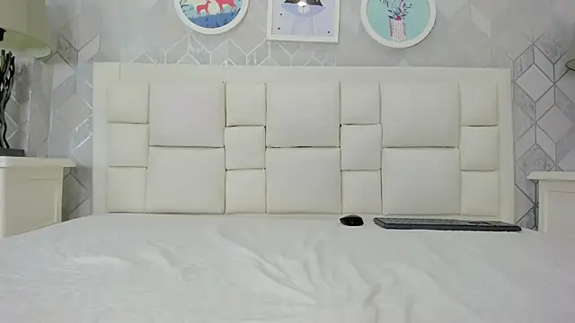 naia cox online show from 04-11-26, 07:45