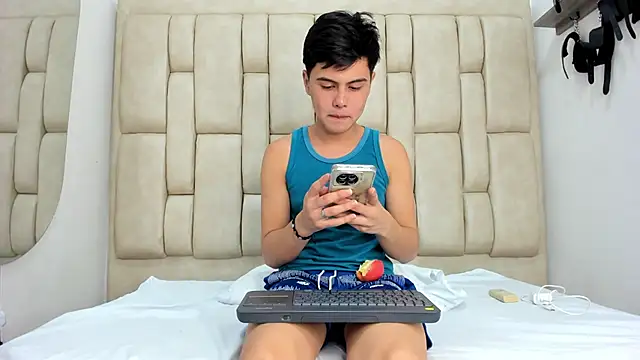 Snapshot of Felipe_Cold chatting on 10-11-25, 02:00 Felipe Cold online show from 10-11-25, 02:00