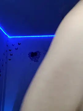 Snapshot of Danly_ chatting on 11-28-25, 03:42 Danly online show from 11-28-25, 03:42