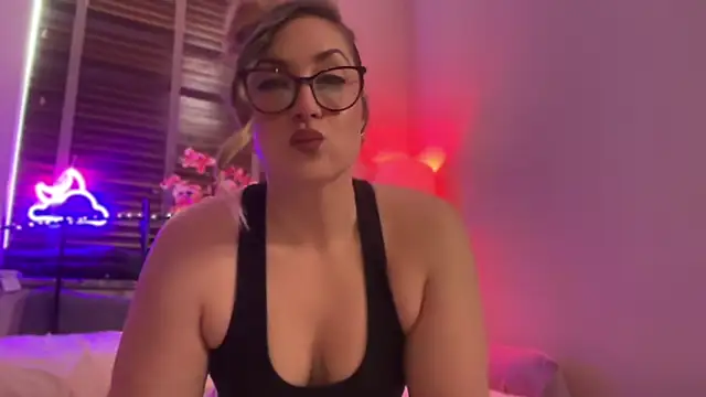 Snapshot of MistresssX chatting on 06-10-26, 01:32 MistresssX online show from 06-10-26, 01:32