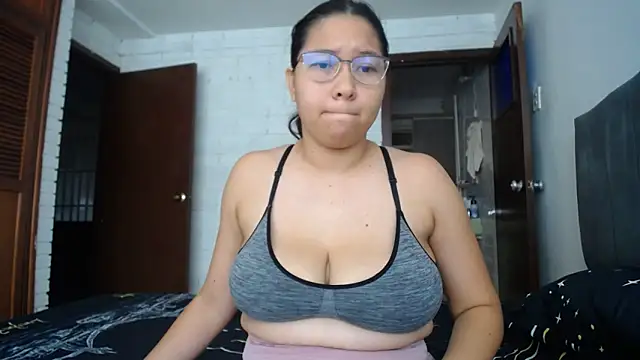 Snapshot of Naia_Stant chatting on 10-06-25, 06:05 Naia Stant online show from 10-06-25, 06:05