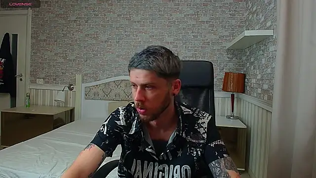 Snapshot of JonahShaw chatting on 06-12-26, 03:49 JonahShaw online show from 06-12-26, 03:49