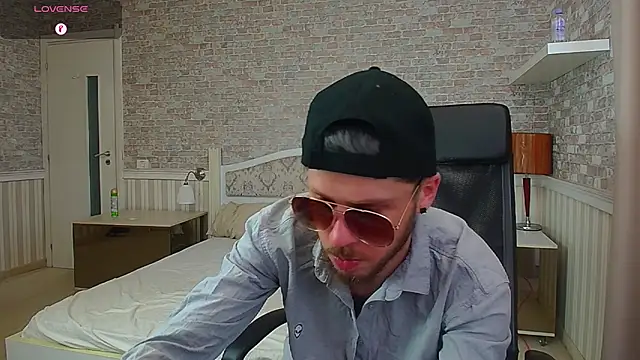 Snapshot of JonahShaw chatting on 06-18-26, 04:13 JonahShaw online show from 06-18-26, 04:13