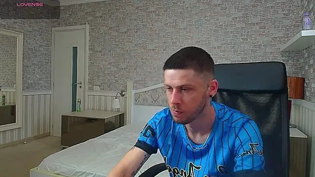 Snapshot of JonahShaw chatting on 06-23-26, 04:10 JonahShaw online show from 06-23-26, 04:10