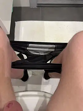 Snapshot of myPriority01 chatting on 10-24-25, 04:25 myPriority01 online show from 10-24-25, 04:25