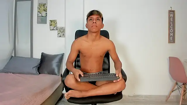 Snapshot of tyler_twink_boy chatting on 05-01-26, 01:16 tyler twink boy online show from 05-01-26, 01:16