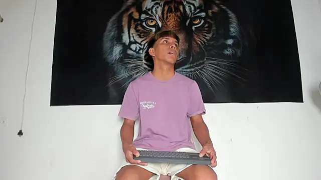 Snapshot of tyler_twink_boy chatting on 05-25-26, 01:17 tyler twink boy online show from 05-25-26, 01:17