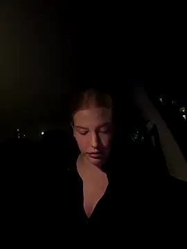 Snapshot of Chloemillerrxx chatting on 09-28-25, 06:35 Chloemillerrxx online show from 09-28-25, 06:35