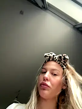 Snapshot of Chloemillerrxx chatting on 10-10-25, 01:21 Chloemillerrxx online show from 10-10-25, 01:21