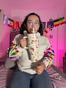 Snapshot of alehia_cute chatting on 06-19-26, 11:52 alehia cute online show from 06-19-26, 11:52