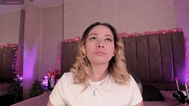 Snapshot of LanaMills_ chatting on 07-14-26, 04:28 LanaMills online show from 07-14-26, 04:28