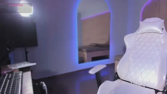 Snapshot of HannahMontgomery chatting on 11-19-25, 03:56 HannahMontgomery online show from 11-19-25, 03:56