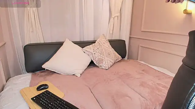 Nahomi key  online show from 11-18-25, 07:51