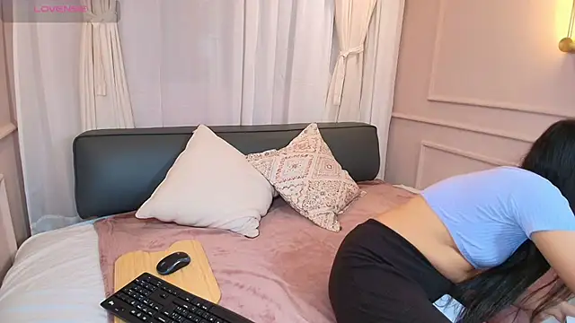 Nahomi key  online show from 11-19-25, 07:47