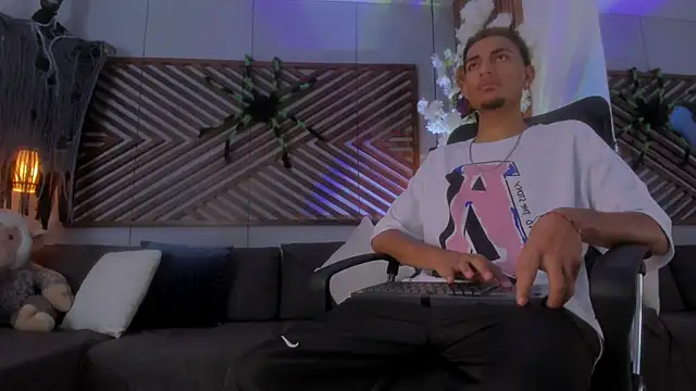 Snapshot of Adonis_WB chatting on 10-29-25, 09:27 Adonis WB online show from 10-29-25, 09:27