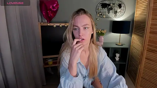 Snapshot of mishapallmer chatting on 10-14-25, 01:39 mishapallmer online show from 10-14-25, 01:39