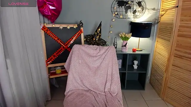 Snapshot of mishapallmer chatting on 10-21-25, 01:50 mishapallmer online show from 10-21-25, 01:50