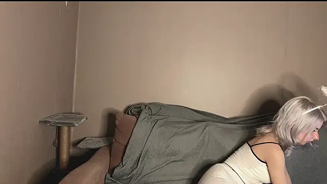 snowy lisa online show from 10-22-25, 12:49