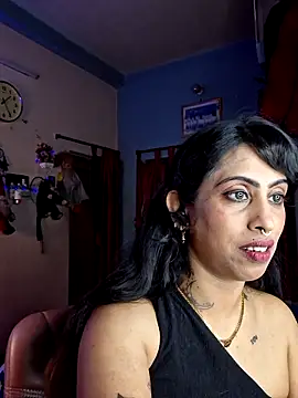 Snapshot of Love_Beauty01 chatting on 04-19-26, 07:27 Love Beauty01 online show from 04-19-26, 07:27