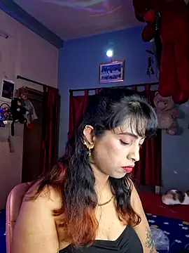 Snapshot of Love_Beauty01 chatting on 05-21-26, 06:48 Love Beauty01 online show from 05-21-26, 06:48