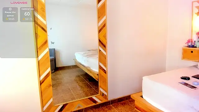 Snapshot of SoleneFontaine chatting on 09-10-25, 11:43 SoleneFontaine online show from 09-10-25, 11:43