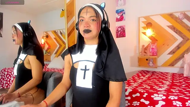 Snapshot of SoleneFontaine chatting on 10-31-25, 12:28 SoleneFontaine online show from 10-31-25, 12:28