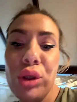 Snapshot of emmasweett11 chatting on 09-29-25, 02:44 emmasweett11 online show from 09-29-25, 02:44