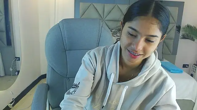 Milaa Star  online show from 11-22-25, 04:11