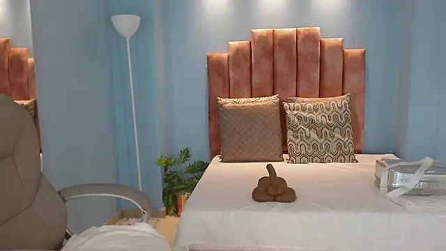 Milaa Star  online show from 04-18-26, 03:54