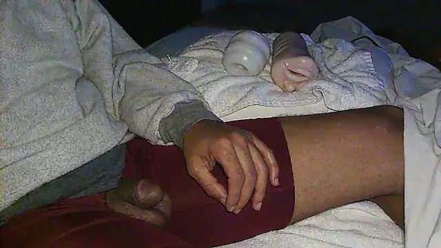 Snapshot of GRiZZLYBONE chatting on 11-08-25, 11:21 GRiZZLYBONE online show from 11-08-25, 11:21