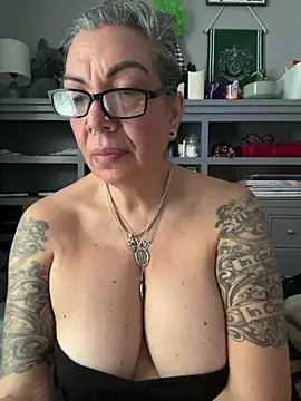 dieseldame1313 online show from 02-08-26, 10:46