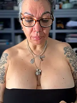 dieseldame1313 online show from 03-19-26, 05:50