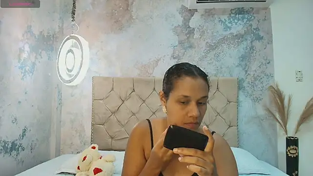 Snapshot of DarcyMooree chatting on 10-04-25, 12:36 DarcyMooree online show from 10-04-25, 12:36